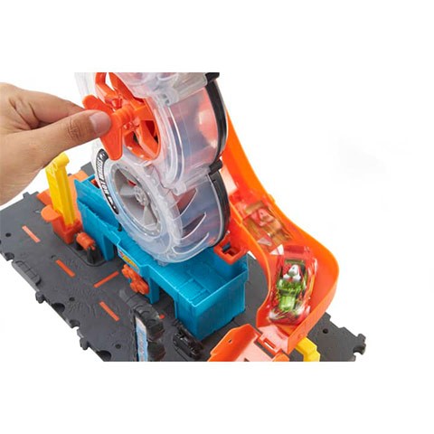 Pista Hot Wheels Super Twist Tire Shop cu masinuta inclusa