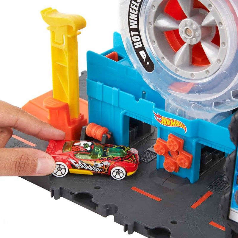Pista Hot Wheels Super Twist Tire Shop cu masinuta inclusa