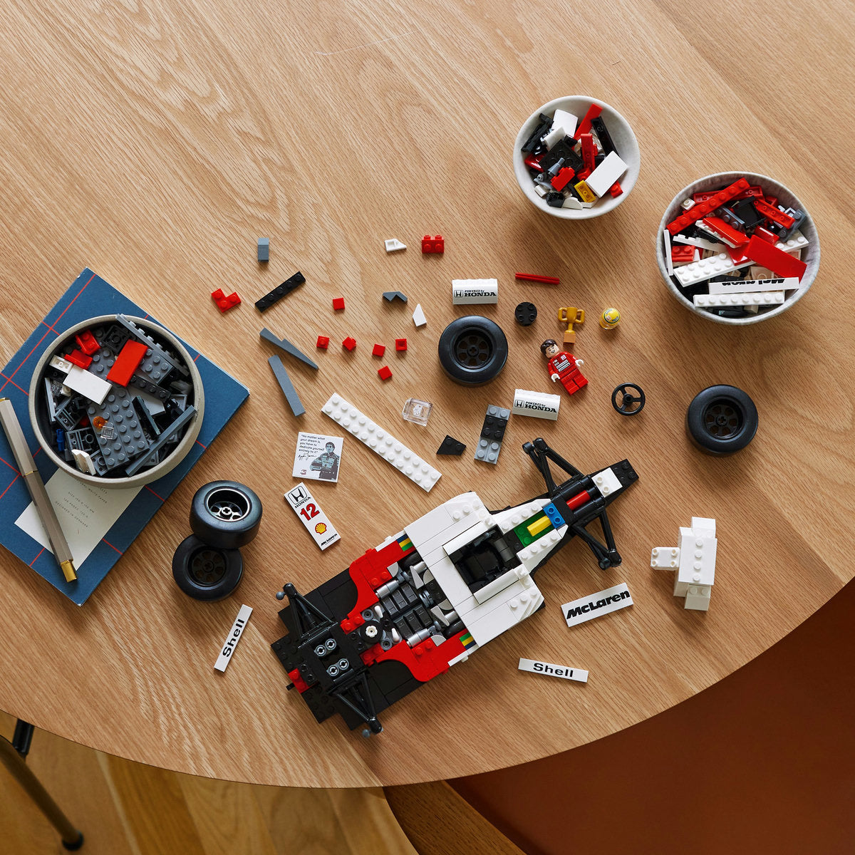 LEGO® Icons Creator Expert - McLaren MP4/4 si Ayrton Senna 10330, 693 piese