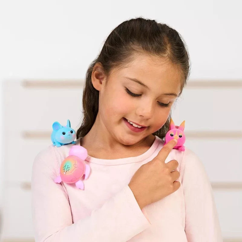 Figurină interactivă Little Live Pets Sandee Turtle – NeeDees, broscuță jucăușă