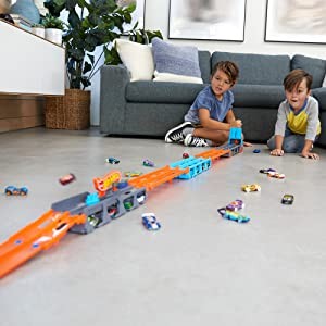 Camion si pista de masinute Hot Wheels by Mattel Speedway Hauler cu trailer si 3 masinute