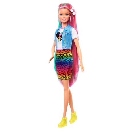 Papusa Barbie cu par curcubeu si 16 accesorii