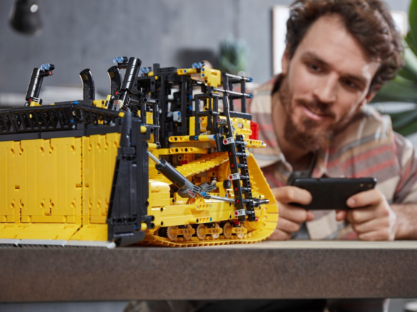 LEGO Technic - Buldozer Cat® D11 controlat de aplicatie 42131, 3854 piese