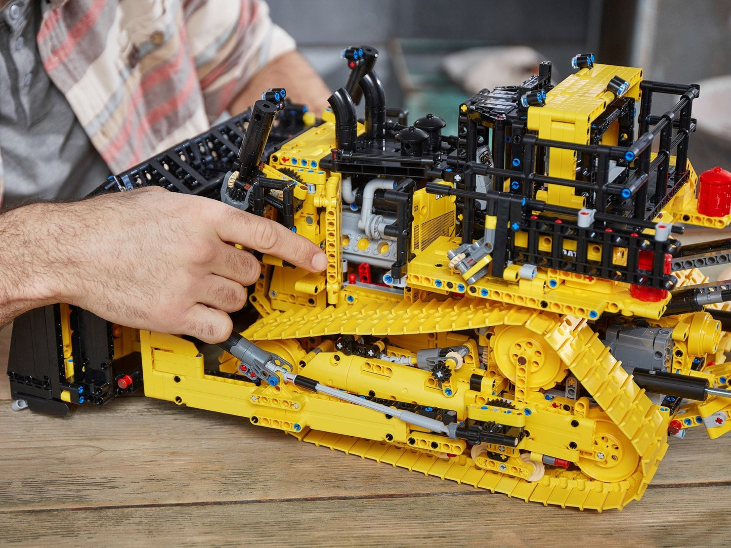 LEGO Technic - Buldozer Cat® D11 controlat de aplicatie 42131, 3854 piese